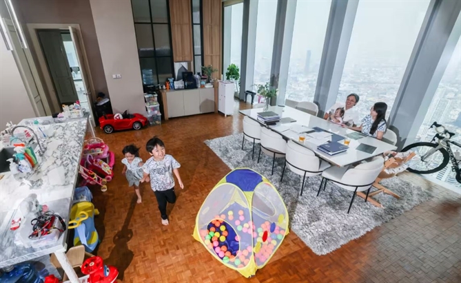 Nhà đầu tư người Nhật Bản Tsubasa Yozawa cùng với các thành viên gia đình sinh hoạt bên trong căn hộ thuộc thương hiệu Ritz-Carlton ở tòa nhà King Power Mahanakhon tại Bangkok. Ảnh: Nikkei Asia.