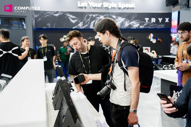COMPUTEX giới thiệu hệ sinh thái trưng bày toàn diện, bao phủ chuỗi cung ứng AI, công nghệ truyền thông tiên tiến, các linh kiện chủ chốt và giải pháp thông minh, qua đó thể hiện rõ nét quá trình thương mại hóa công nghệ AI và những xu hướng mới của ngành. Mỗi năm, sự kiện thu hút hàng chục nghìn chuyên gia quốc tế trong lĩnh vực công nghệ, mở ra vô số cơ hội hợp tác và kinh doanh.