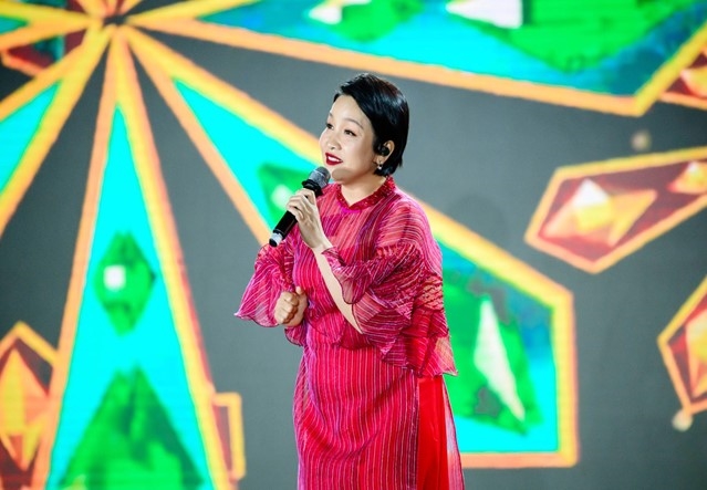 Diva Mỹ Linh biểu diễn trong đêm gala kỷ niệm 20 năm Sao Việt