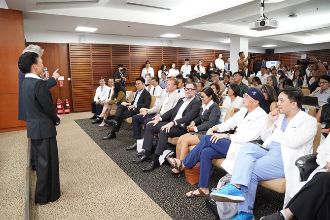 Sự kiện ra mắt Trung tâm Phẫu thuật Robot FV da Vinci thu hút đông đảo sự quan tâm của các chuyên gia y tế.