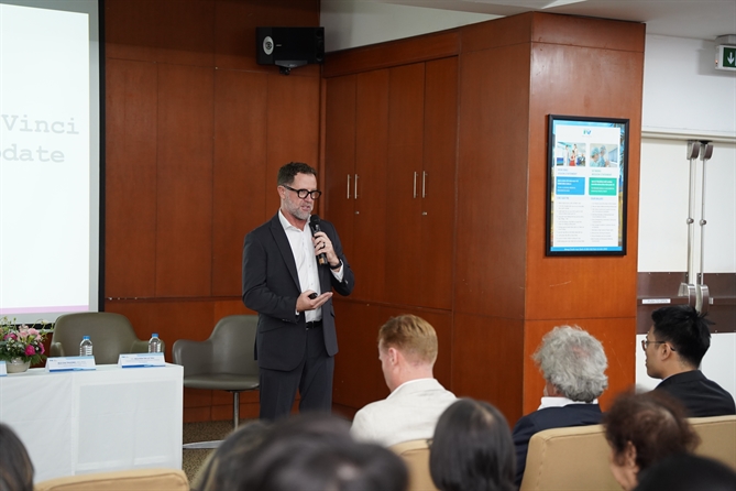 Ông Adam Brown – Giám đốc Kinh doanh Thiết bị Khu vực Đông Nam Á, Device Technologies phát biểu tại chương trình. Ảnh FV