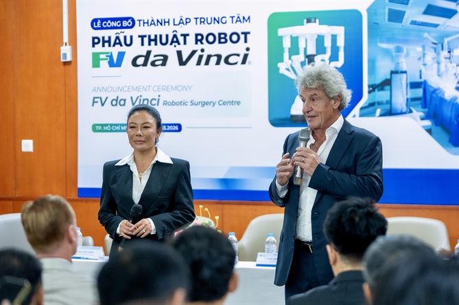 Bác sĩ Jean-Marcel Guillon – Tổng Giám đốc Bệnh viện FV phát biểu ra mắt Trung tâm phẫu thuật robot FV da Vinci