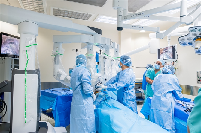 Đội ngũ y bác sĩ FV thực hiện mộ ca mổ ung thư phổi bằng robot da Vinci Xi