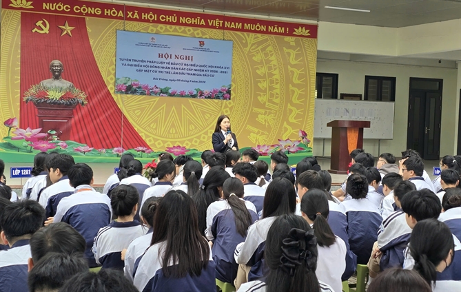 Luật sư Lưu Thị Ngọc Lan chia sẻ các kiến thức pháp luật về bầu cử tại hội nghị