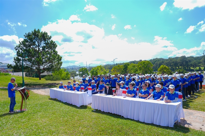 Hơn 500 BLĐ và nhân viên Imexpharm tham gia trồng mai anh đào tại sự kiện _Ngàn mai anh đào - Vì một Đà Lạt mãi hồng_ ngày 12.3.2026. Ảnh: Imexpharm.