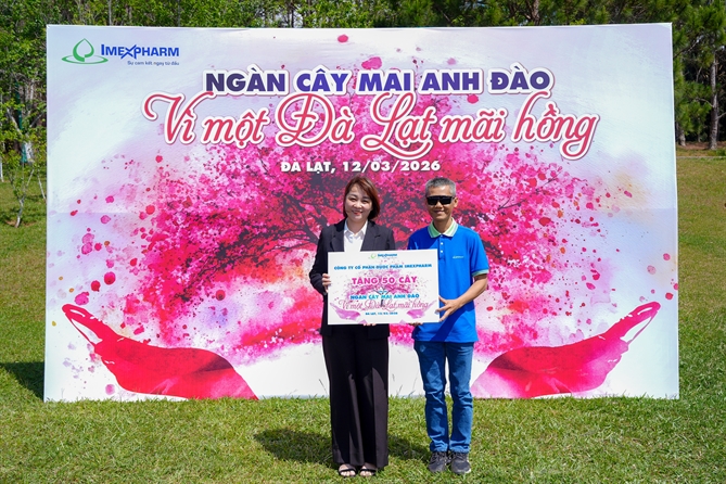Ông Ông Huỳnh Văn Nhung (phải) - Phó Tổng Giám đốc Imexpharm - Khối Chất lượng, trao tặng bảng kỷ niệm tặng mai anh đào cho đại diện Hội Doanh nhân Trẻ tỉnh Lâm Đồng Imexpharm  ngày 12_3_2026. Ảnh_ Imexpharm 