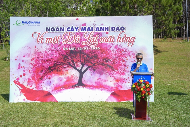 Ông Ông Huỳnh Văn Nhung - Phó Tổng Giám đốc Imexpharm - Khối Chất lượng, phát biểu tại sự kiện Imexpharm trồng mai anh đào tại Đà Lạt ngày 12_3_2026. Ảnh_ Imexpharm 