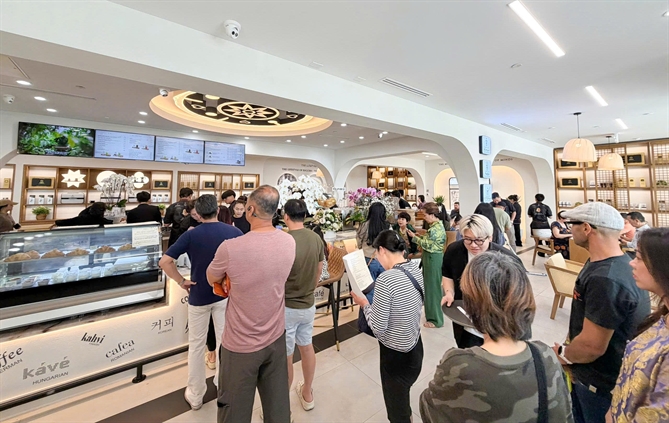 Trung Nguyên Legend liên tục sáng tạo và phụng sự cộng đồng trên Hành trình 30 năm phát triển Cà phê Thế giới Trung Nguyên Legend tại Houston, Texas, Mỹ thu hút đông đảo khách hàng quốc tế đến trải nghiệm văn hóa thưởng lãm cà phê Việt Nam và thế giới.