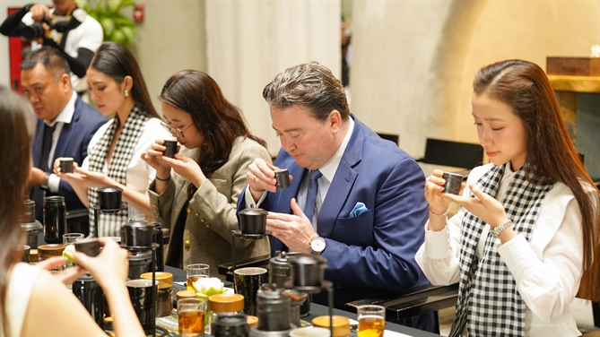 Trung Nguyên Legend liên tục sáng tạo và phụng sự cộng đồng trên Hành trình 30 năm phát triển Ông Marc Evans Knapper – Cựu Đại sứ Mỹ tại Việt Nam - trải nghiệm Thiền Cà Phê tại Bảo tàng Thế giới Cà phê và nhận định đây là “trải nghiệm sâu sắc, chưa từng có”.