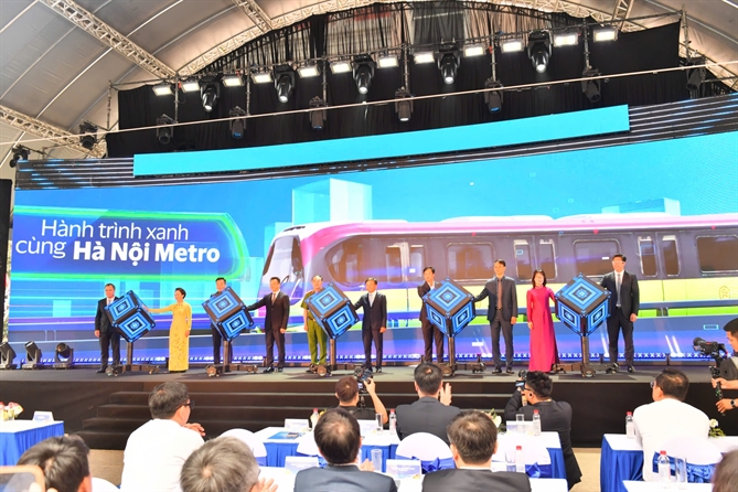 Các đại biểu gồm ông Nguyễn Danh Huy – Thứ trưởng Bộ Xây dựng, ông Lê Kim Thành – Phó Chủ tịch chuyên trách Ủy ban An toàn giao thông Quốc gia, ông Lê Anh Dũng – Phó Vụ trưởng Vụ Thanh toán, Ngân hàng Nhà nước Việt Nam, Đại tá Trần Hồng Phú – Phó Cục trưởng Cục Cảnh sát quản lý hành chính về trật tự xã hội (C06), Bộ Công an cùng đại diện Ban Quản lý Đường sắt đô thị Hà Nội, Visa, Vietcombank, Hanoi Metro và Vietinbank cùng thực hiện nghi thức kích hoạt Hệ thống soát vé tự động ứng dụng định danh sinh trắc học và thanh toán không dùng tiền mặt trên tuyến đường sắt đô thị Hà Nội. 