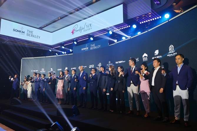 Đại diện SonKim Land và các đại lý cùng thực hiện nghi thức kick-off