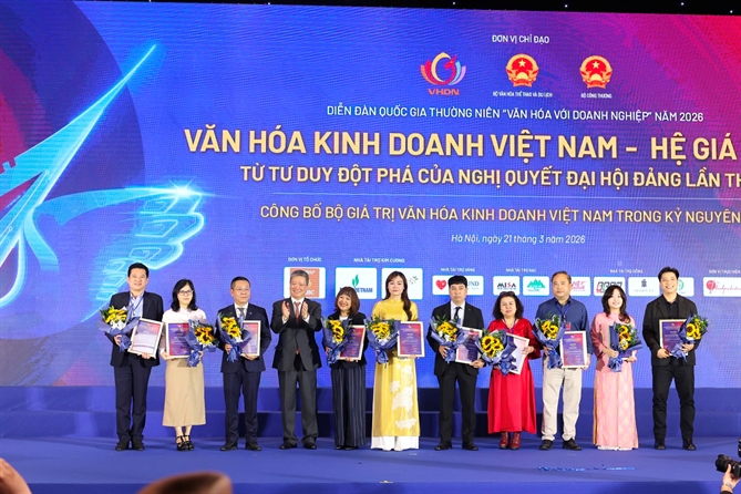 Văn hóa kinh doanh Việt Nam trên con đường dân tộc Đại diện VIETFUND (đứng đầu bên trái) - Thuộc hệ sinh thái 9S UNION – VIETWAY nhận bằng khen nhà tài trợ Vàng cho Diễn đàn CBF 2026.
