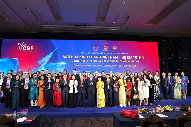 Văn hóa kinh doanh Việt Nam trên con đường dân tộc Phó Thủ tướng Mai Văn Chính chụp ảnh lưu niệm cùng Diễn giả, nhà tài trợ VIETFUND và BTC.