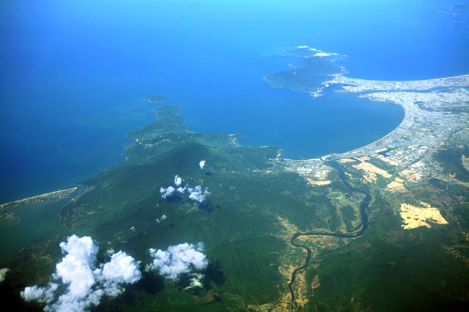 Địa thế vô song được tạo nên từ hệ sinh thái “rừng sát biển” dưới chân đèo Hải Vân