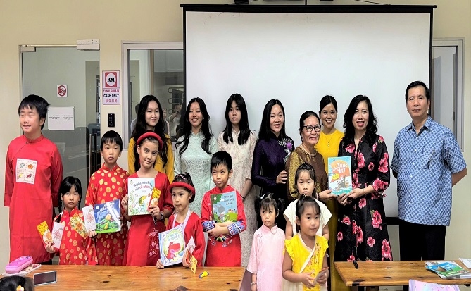 Giữ hồn Việt giữa thế giới: Bảo tồn tiếng Việt từ chính sách đến cộng đồng Thứ trưởng Bộ Ngoại giao Lê Thị Thu Hằng tặng sách cho giáo viên và học sinh lớp tiếng Việt tại Malaysia tháng 2/2025