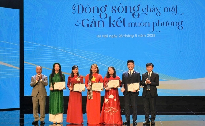 Giữ hồn Việt giữa thế giới: Bảo tồn tiếng Việt từ chính sách đến cộng đồng Thứ trưởng Bộ Ngoại giao Lê Thị Thu Hằng tặng sách cho giáo viên và học sinh lớp tiếng Việt tại Malaysia tháng 2/2025