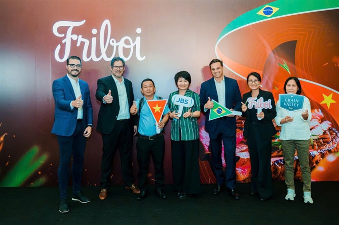 Đội ngũ lãnh đạo JBS Friboi và đối tác cùng thể hiện quyết tâm mang đến những dòng sản phẩm thịt bò Brazil thượng hạng nhất.  