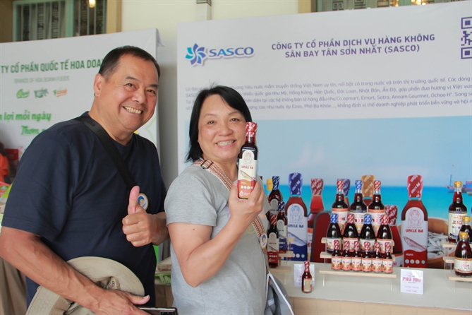 Du khách tham quan gian hàng nước mắm truyền thống SASCO tại sự kiện