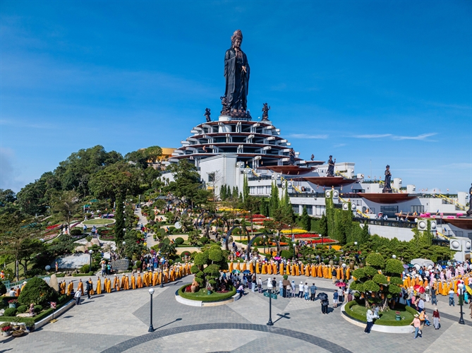 Quần thể công trình tâm linh trên đỉnh núi Bà Đen. Ảnh: Hải Triều