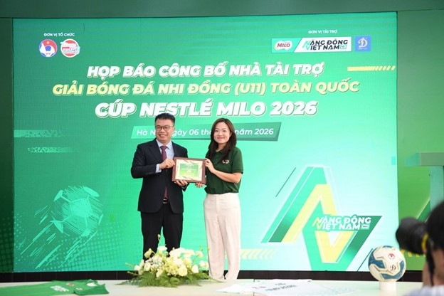 Nestlé MILO tiếp tục đồng hành cùng giải bóng đá nhi đồng (U11) toàn quốc 2026 Ban tổ chức trao kỷ niệm chương cho đại diện Nhà tài trợ chính - Nhãn hàng MILO
