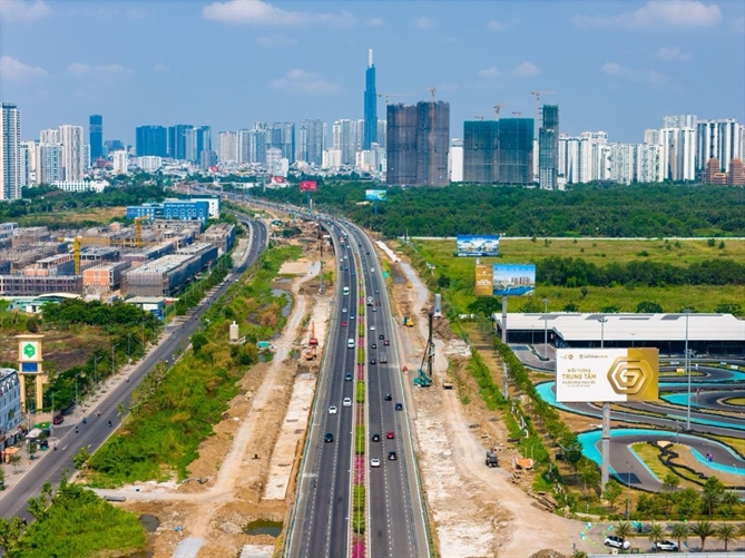 Khu Đông - nút kết nối chiến lược giữa Lõi trung tâm hiện hữu (Quận 1 cũ - Thủ Thiêm), trục công nghiệp phía Bắc - Đông Bắc (Bình Dương), hệ thống cảng và logistics phía Đông Nam (Đồng Nai - Bà Rịa Vũng Tàu).