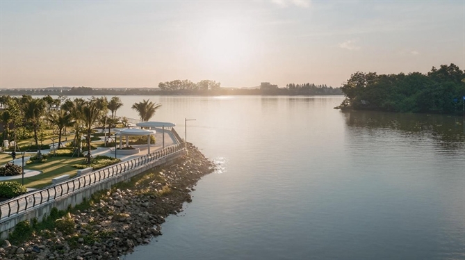 Địa thế phong thủy quý hiếm “Song long hí châu - Minh đường tụ thủy”, giúp The Rivus thừa hưởng không gian sống biệt lập, thoáng đạt và giàu sinh khí.