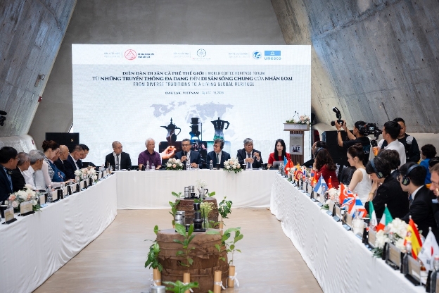 Diễn đàn di sản cà phê thế giới: Không gian đối thoại kết nối văn hóa và tri thức cà phê toàn cầu Diễn đàn Di sản Cà phê Thế giới tại Buôn Ma Thuột, quy tụ các nhà lãnh đạo, tổ chức quốc tế và chuyên gia, mở ra không gian đối thoại cấp cao về di sản, văn hóa và tương lai của cà phê.