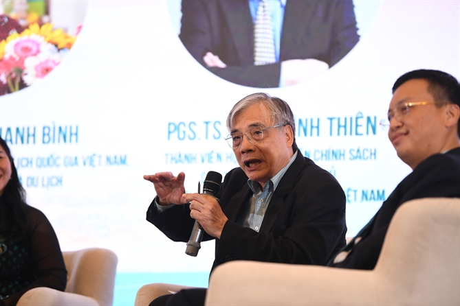 PGS.TS Trần Đình Thiên phát biểu tại hội thảo.