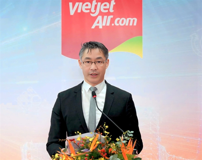 Thành viên HĐQT độc lập Vietjet - Nguyên Phó Thủ tướng CHLB Đức Philipp Rösler cho biết với mô hình kết hợp giữa quản trị chi phí hiệu quả và các yếu tố dịch vụ cần thiết, Vietjet sẽ duy trì lợi thế cạnh tranh về chi phí, đồng thời mang tới trải nghiệm tốt đẹp cho hành khách trên các đường bay dài. Ảnh: Tài Nguyễn.