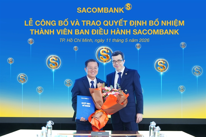 SACOMBANK kiện toàn đội ngũ lãnh đạo cấp cao Ông Faussier Loic Michel Marc, Quyền Tổng Giám đốc trao Quyết định bổ nhiệm cho ông Nguyễn Thanh Hiệp, Thành viên Ban điều hành