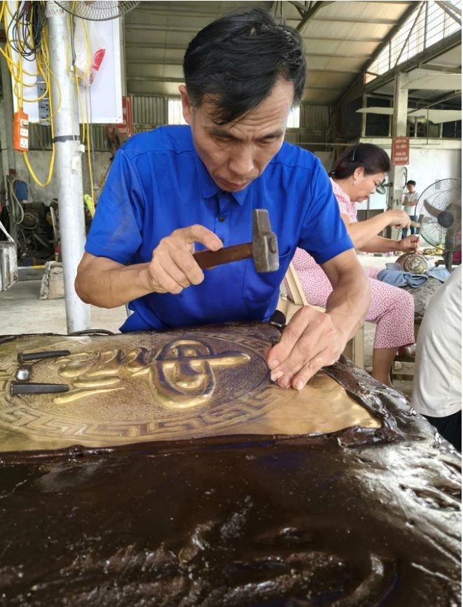  Nghệ nhân Đồng Xâm rất khéo léo