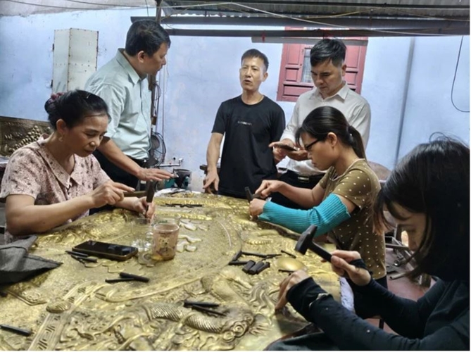 Tạo việc làm thường xuyên cho các lao động địa phương