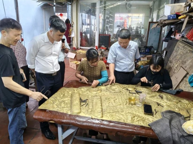 Lãnh đạo xã Trà Giang cùng khách tham quan cơ sở sản xuất 