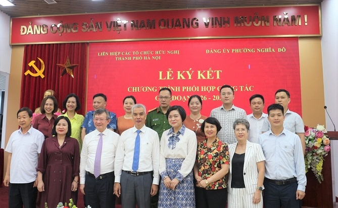 Các đại biểu chụp ảnh lưu niệm
