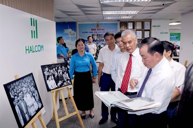 Khách mời, công đoàn viên thăm quan không gian văn hóa Hồ chí minh tại công ty CP Halcom Việt Nam