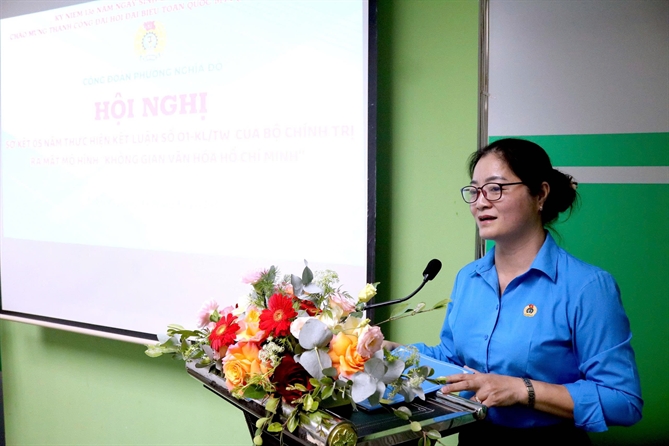 Bà Phạm Thị Lâm Anh Chủ tịch Công đoàn phường Nghĩa đô báo cáo sơ kết 5 năm thực hiện Kết luận số 