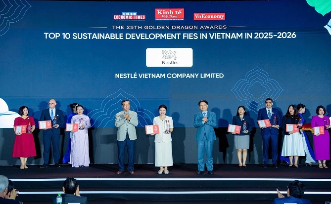 Nestlé Việt Nam được vinh danh « Top 10 Doanh nghiệp FDI phát triển bền vững » tại hạng mục Phát triển Chuỗi giá trị Nông nghiệp bền vững tại Lễ trao giải Rồng vàng 2026