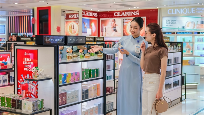 Khách hàng thử hương nước hoa mùa hè tại SASCO Duty Free.