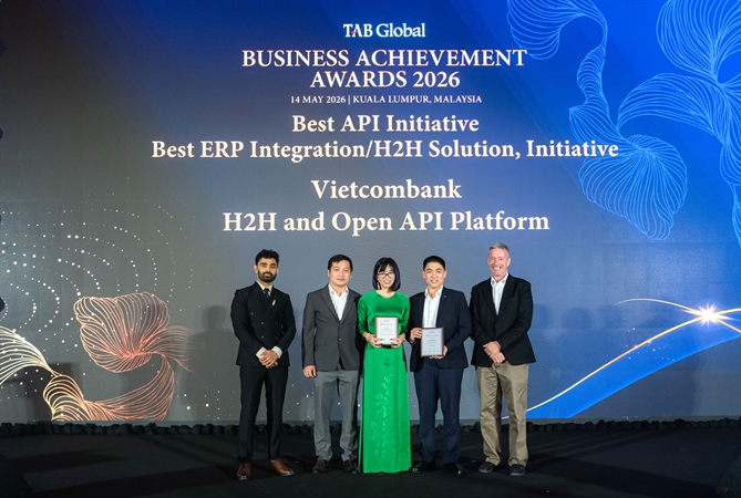 Bà Trần Phương Hiền, Phó Trưởng Phòng Giải pháp Kênh số Bán buôn Vietcombank, cùng các đại diện của nhóm triển khai dự án VCB CashUp nhận giải Sáng kiến tích hợp ERP/giải pháp H2H xuất sắc nhất 2026 và Sáng kiến API xuất sắc nhất 2026.