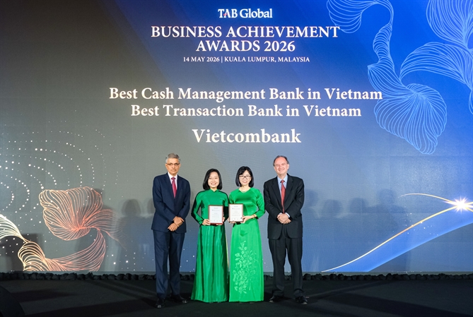 Bà Nguyễn Thùy Ninh, Giám đốc Ban Khách hàng FDI (bên trái) và bà Trần Phương Hiền, Phó Trưởng Phòng Giải pháp Kênh số Bán buôn, đại diện Vietcombank nhận giải thưởng Ngân hàng giao dịch tốt nhất Việt Nam 2026 và giải thưởng Ngân hàng quản lý dòng tiền tốt nhất Việt Nam 2026.