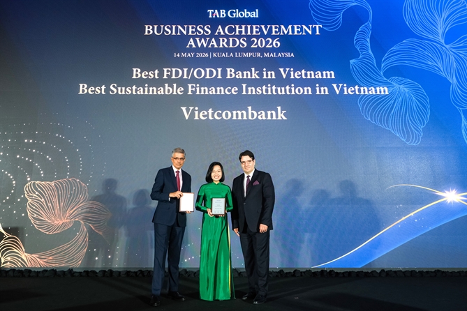 Bà Nguyễn Thùy Ninh, Giám đốc Ban Khách hàng FDI, đại diện Vietcombank nhận giải thưởng Ngân hàng tốt nhất Việt Nam trong lĩnh vực FDI/ODI năm 2026 và giải thưởng Tổ chức tài chính phát triển bền vững tốt nhất Việt Nam năm 2026.