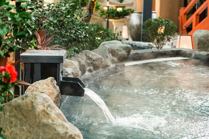 Một bể khoáng ngoài trời tại Swan Lake Onsen Residences (Ecopark Hưng Yên)