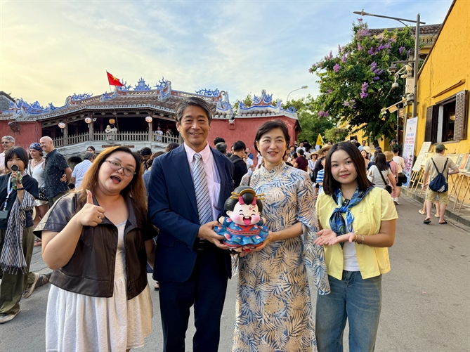 Đại diện Baby Sumo Kō cùng phiên bản Geisha Kō chụp hình lưu niệm bên Ông ITO Naoki, Đại sứ đặc mệnh toàn quyền Nhật Bản tại Việt Nam và Phu nhân.