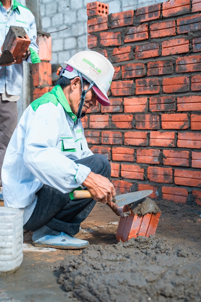 Xi măng Đồng Lâm được ưa chuộng vì dễ thi công, hồ dẻo chắc tay, màu sắc đẹp.