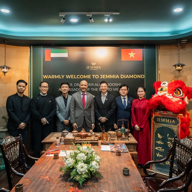 Kỷ nguyên kim cương thiên nhiên khan hiếm: Việt Nam từng bước định vị vị thế mới trên bản đồ toàn cầu Chuyến thăm của Ngài H.E. Dr. Bader Abdulla Saeed Bin Saayed Almatrooshi - Đại sứ Đặc mệnh Toàn quyền Các Tiểu vương quốc Ả Rập Thống nhất (UAE) đến thăm Jemmia Diamond