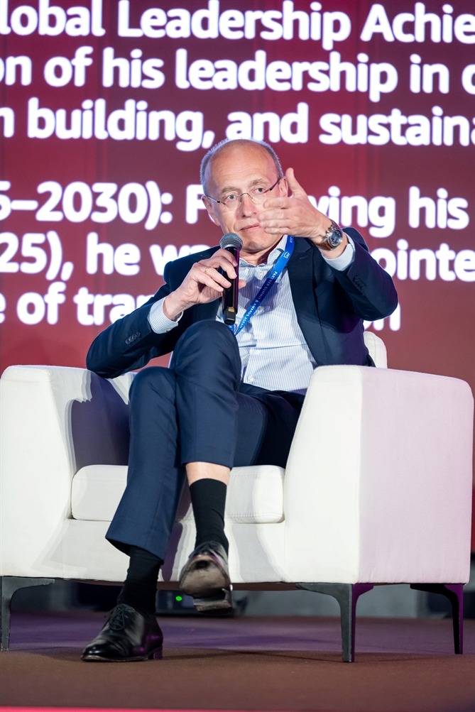 CEO Techcombank Jens Lottner tại Hội nghị AWS Summit Singapore 2026