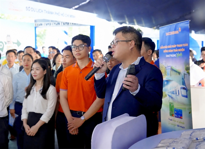 Gian hàng của Sacombank thu hút khách quốc tế tại Lễ hội Tài chính số 2026 [Ông Phạm Đức Duy - PGĐ Khối Bán lẻ SACOMBANK trình bày với đoàn đại biểu cấp cao về các dịch vụ thanh toán của SACOMBANK, trong đó nổi bật là giải pháp thanh toán giao thông Open-loop và giải pháp thanh toán xuyên biên giới VIETQRGlobal - Ảnh: SACOMBANK