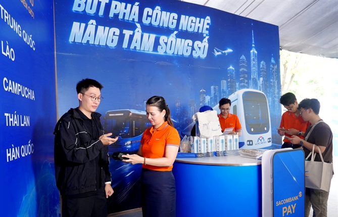 Gian hàng của Sacombank thu hút khách quốc tế tại Lễ hội Tài chính số 2026 Một du khách Trung Quốc (góc trái) trải nghiệm dịch vụ thanh toán VIETQRGlobal ngay trên app Alipay tại gian hàng SACOMBANK sáng 6/6 - Ảnh: SACOMBANK