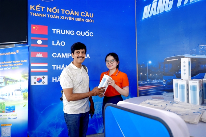 Gian hàng của Sacombank thu hút khách quốc tế tại Lễ hội Tài chính số 2026 SACOMBANK đang xúc tiến với các đối tác để tiếp tục mở rộng dịch vụ VIETQRGlobal sang nhiều quốc gia khác, trong đó có Ấn Độ - Ảnh: SACOMBANK