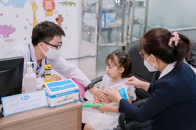 Thăm khám cho bệnh nhi tại phòng khám